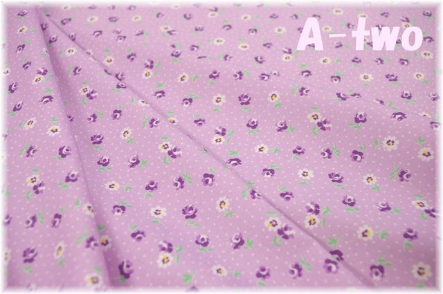 Robert Kaufman　DARLENE'S FAVORITES　Tossed Flowers　LAVENDER　20071-23　（約110cm幅×50cm）