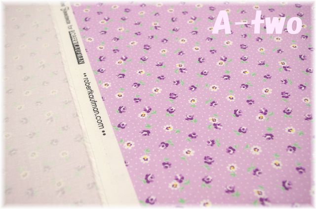 Robert Kaufman　DARLENE'S FAVORITES　Tossed Flowers　LAVENDER　20071-23　（約110cm幅×50cm）