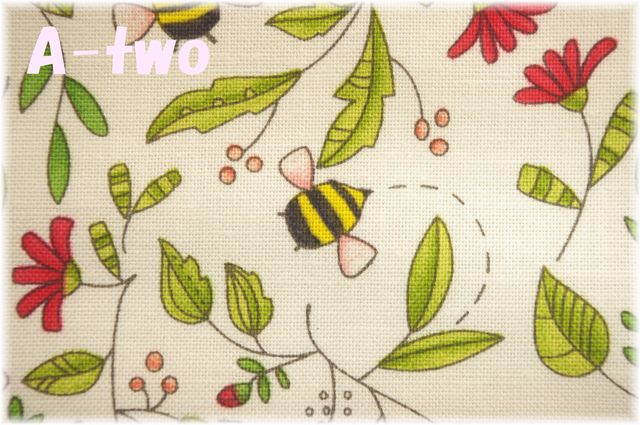 moda　PAINTED MEADOW　Bees　生成り　48662-11　（約110cm幅×50cm）