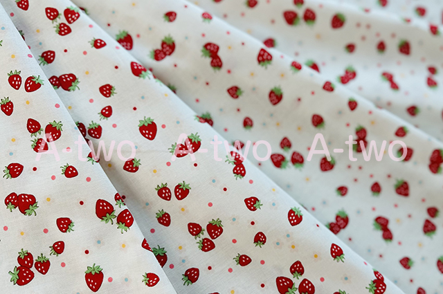 Candy　 Berry　生成り×レッド　AT-829862-B　（約110cm幅×50cm）