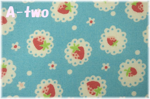 レースストロベリー　スカイブルー　AT801920-A　（約110cm幅×50cm）