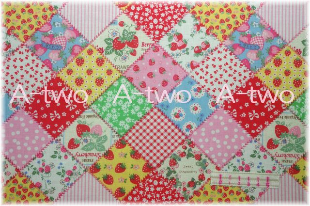 Strawberry Party　レッド　AT826764-A　（約110cm幅×50cm）
