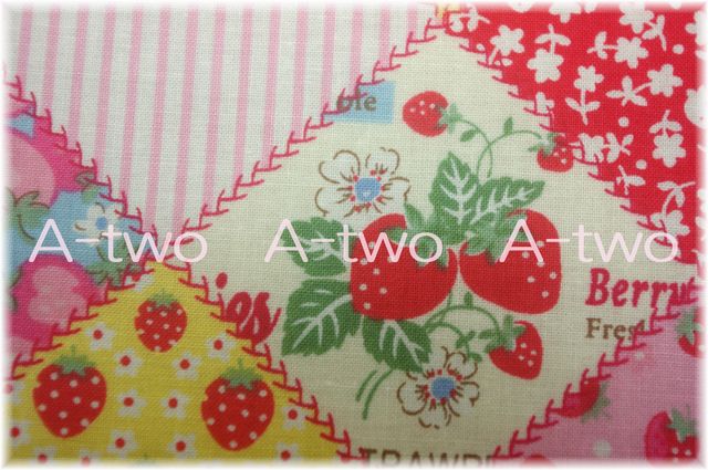 Strawberry Party　レッド　AT826764-A　（約110cm幅×50cm）