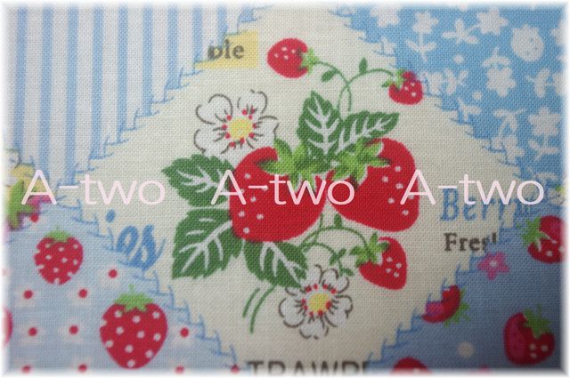 Strawberry Party　ブルー　AT826764-C　（約110cm幅×50cm）