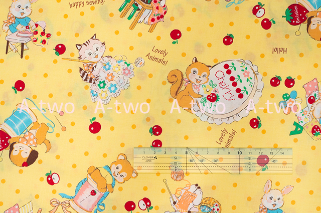 Happy Sewing Animals　イエロー　AT829883-C　（約110cm幅×50cm）