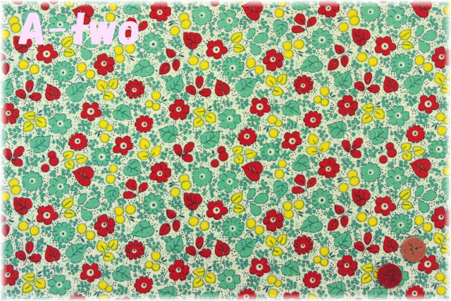 P&B Textiles　Toy Chest Florals　グリーン・レッド　00415　（約110cm幅×50cm）