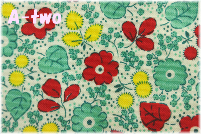 P&B Textiles　Toy Chest Florals　グリーン・レッド　00415　（約110cm幅×50cm）